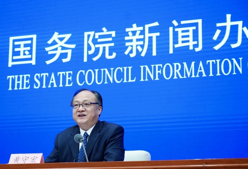 5月22日，國務(wù)院新聞辦邀請政府工作報告起草組負(fù)責(zé)人、國務(wù)院研究室主任黃守宏解讀政府工作報告有關(guān)情況。新華社記者　陳建力　攝