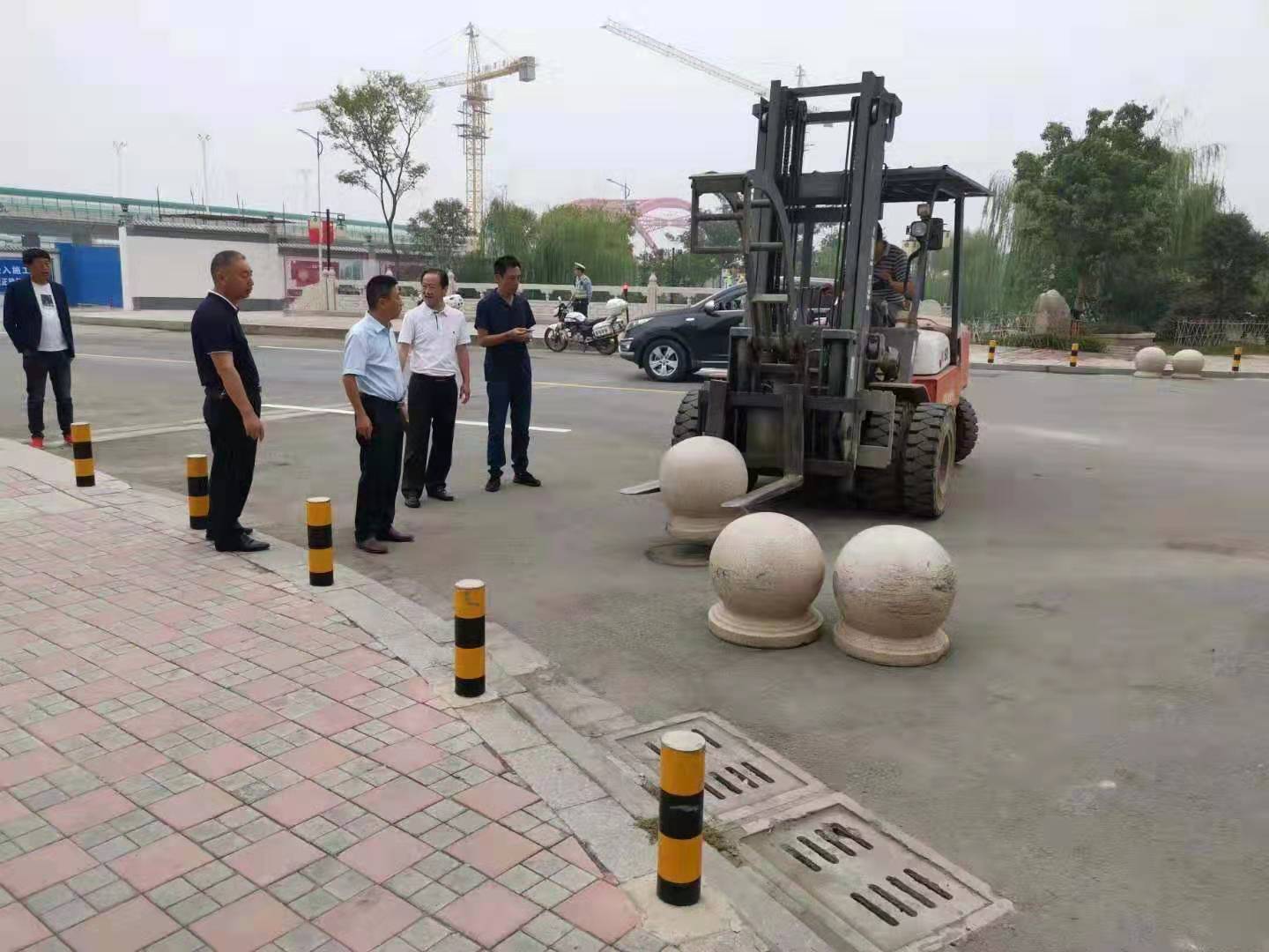 為向新中國成立七十周年獻禮，市城建集團攻堅克難，實現(xiàn)了北門棚改區(qū)域民生路10月1日零時順利通車。國慶假期，市城建集團堅持做好一線工作，在與交警部門共同做好民生路通車保障工作外，抓細節(jié)，抓落實，確保其他各項工作有序推進。.jpg